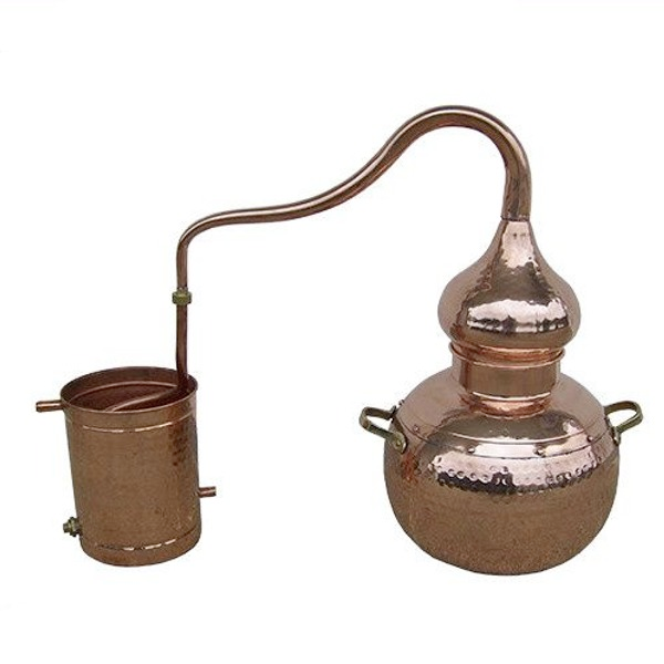 Alambique de cobre para la destilación